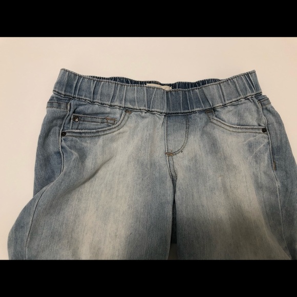 2/$20 Light wash Jeggings - Picture 4 of 6